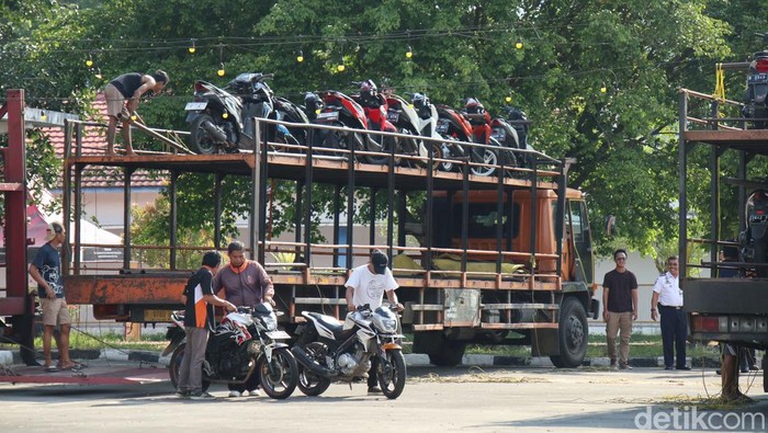 Motor pemudik diturunkan dari truk di Terminal Tipe A Giri Adipura, Wonogiri, Senin (17/4/2023).