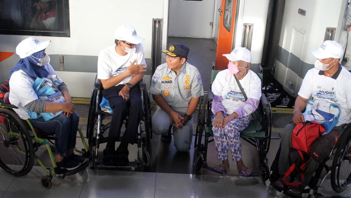 Mudik Gratis Diberangkatkan dari Stasiun Pasar Senen Kementerian BUMN gelar program mudik gratis melalui kereta api dan bus. Salah satunya diberangkatkan dari Stasiun Pasar Senen, Jakarta Pusat, Minggu (16/4/2023).