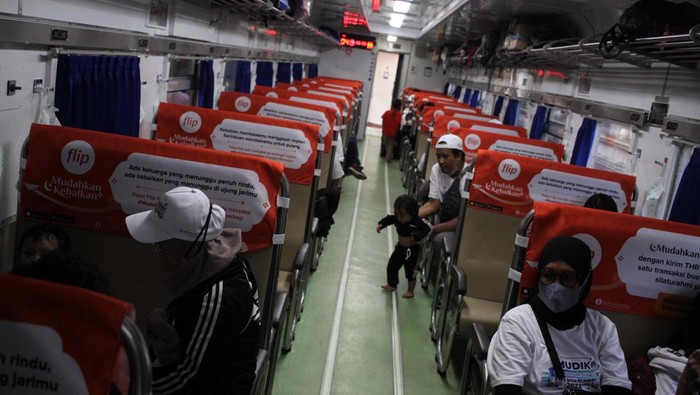 Mudik Gratis Diberangkatkan dari Stasiun Pasar Senen Kementerian BUMN gelar program mudik gratis melalui kereta api dan bus. Salah satunya diberangkatkan dari Stasiun Pasar Senen, Jakarta Pusat, Minggu (16/4/2023).