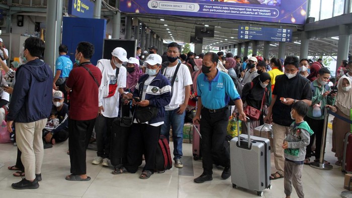 Mudik Gratis Diberangkatkan dari Stasiun Pasar Senen Kementerian BUMN gelar program mudik gratis melalui kereta api dan bus. Salah satunya diberangkatkan dari Stasiun Pasar Senen, Jakarta Pusat, Minggu (16/4/2023).