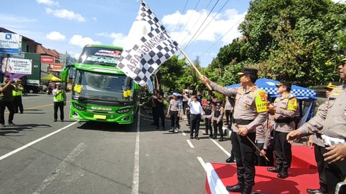 Kapolda Bali Irjen Putu Jayan Danu Putra melepas 406 pemudik gratis yang diberangkatkan menggunakan delapan bus di Terminal Ubung, Kota Denpasar, Senin (17/4/2023).