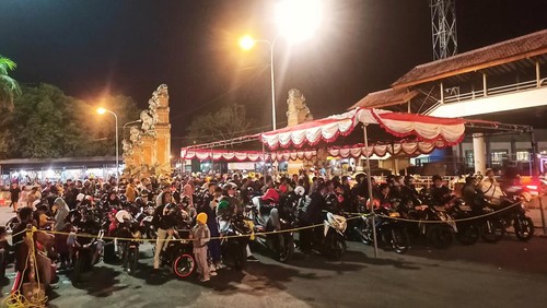 Penumpang didominasi kendaraan roda dua antre di Pelabuhan Padangbai, Minggu (16/4/2023).