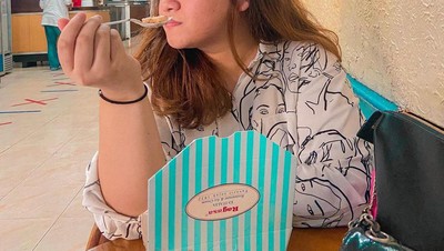 Momen Nadya Holscher Makan Pizza hingga Jajan Es Krim Legendaris