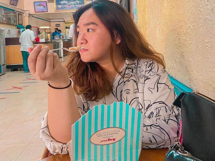 Momen Nadya Holscher Makan Pizza hingga Jajan Es Krim Legendaris