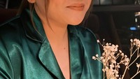 Kabar bahagia datang dari Nadya Holscher. Ia baru saja memeluk agama Islam, mengikuti jejak sang kakak Nathalie Holscher. Momennya saat mengucap syahadat dibagikan oleh sang kakak. Foto: Instagram @nadyaholscher