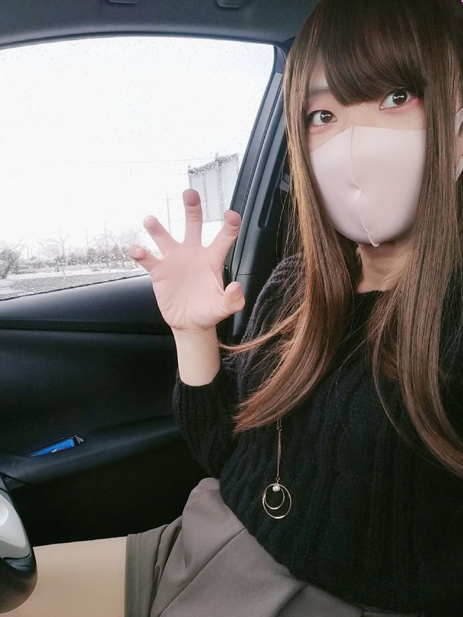 Tak ada yang menyangka bahwa Nanami Kana aslinya adalah seorang pria. Dalam berbagai postingan, ia memang lebih sering menggunakan masker tapi busana dan bentuk tubuhnya mirip dengan wanita. Foto: Twitter