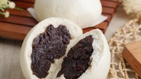 Di Green Ville, ada Bakpau B Delapan yang terkenal dengan tekstur lembut dan isian super banyak. Pilihannya ada kacang hitam, cokelat, kacang tanah, hingga talas. Harganya Rp 16.000. Foto: bakpaub8  