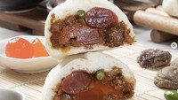 Cari bakpao enak sekaligus hampers lebaran? Buatan u_kitchen ini layak dicoba. Dibikin fresh berdasarkan pesanan, variannya ada ayam spesial, cokelat keju, tausa, sampai talas. Harganya mulai dari Rp 120 ribu isi 6. Pembeliannya bisa via market place. Foto: u_kitchen