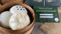Bakpao Shaolin tawarkan hampers Rp 100.000 isi 8 buah sudah dengan kartu dan kemasan cantik. Variannya bisa dipilih seperti ayam kari, abon sapi, stroberi, keju, sampai kacang tanah + gula aren. Pengirimannya dari Pakujaya & Bintaro Plaza Tangerang. Foto: bakpaoshaolin.id