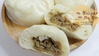 Bakpao Oei adalah bakpao produksi rumahan yang dibuat fresh. Dikirim dari Ciledug dan Cengkareng, kamu bisa pesan bakpao isi ayam telur, kacang merah, kelapa pandan, hingga cokelat. Foto: bakpaooei