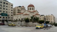 Palestina. Luas wilayah Palestina adalah 6,020 km² dengan jumlah penduduk 4.550.368 jiwa. Palestina terdiri dari 16 divisi administratif. Islam memiliki pengikut di antara 93% orang Palestina diikuti oleh 6% orang Kristen. Joaquin Gomez Sastre/Getty Images