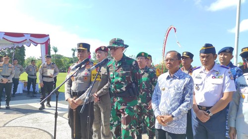 Pangdam IX/Udayana Mayjen TNI Sonny Aprianto memberikan keterangan kepada wartawan usai apel gelar pasukan Operasi Ketupat Agung-2023 di Denpasar, Senin (17/4/2023). (I Wayan Sui Suadnyana/detikBali)