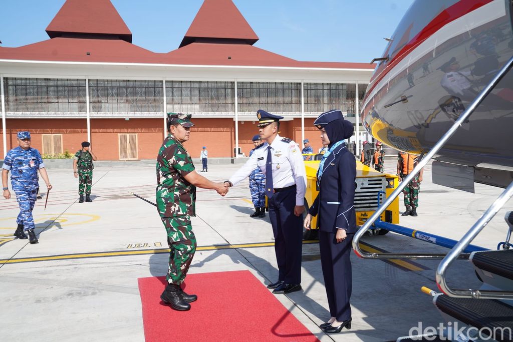 Panglima TNI mengunjungi Papua menggunakan pesawat jet Falcon (dok Puspen TNI)