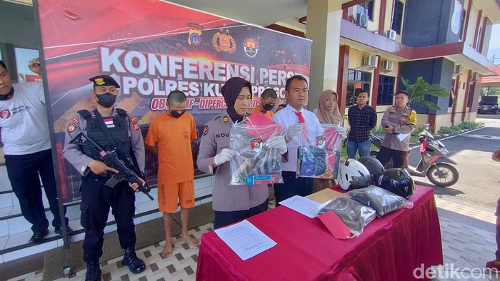 Pelaku saat dihadirkan dalam jumpa pers di Mapolres Kulon Progo, Senin (17/4/2023).