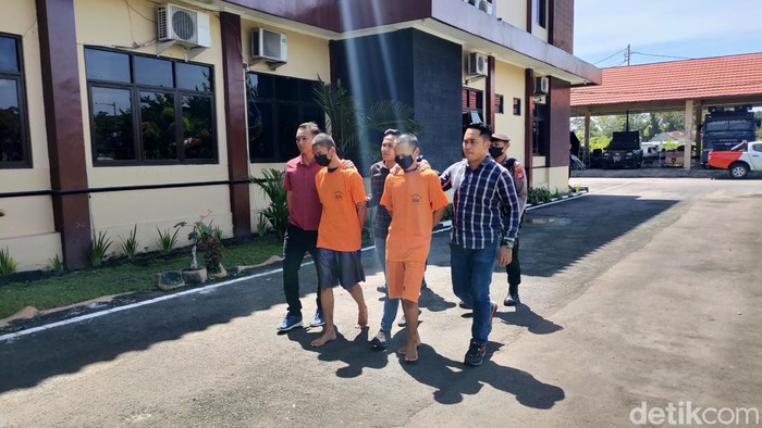Pelaku saat dihadirkan dalam jumpa pers di Mapolres Kulon Progo, Senin (17/4/2023).