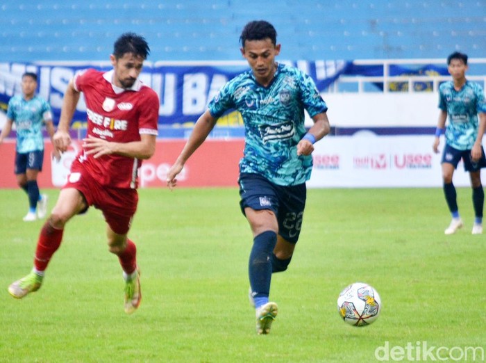 Pemain PSIS Semarang, Hari Nur Yulianto (biru) saat melawan Persis Solo dalam Liga 1 di Stadion Jatidiri, Semarang.