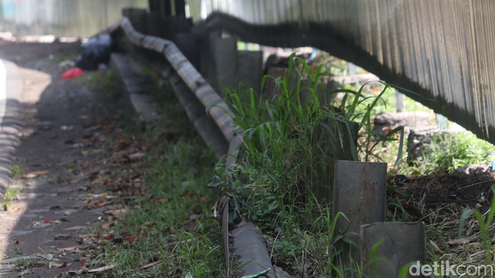 Pembatas jalan di Jalur Nagreg yang berbahaya.
