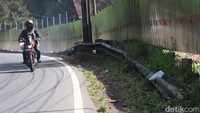 Pemudik yang melintasi jalur selatan Nagreg, Kabupaten Bandung harus berhati-hati karena ada pembatas jalan yang berada di jalan tersebut rusak dan copot dari penyangganya. (Foto: Wisma Putra/detikJabar)