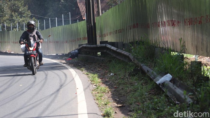 Pembatas jalan di Jalur Nagreg yang berbahaya. Pembatas jalan di Jalur Nagreg yang berbahaya.