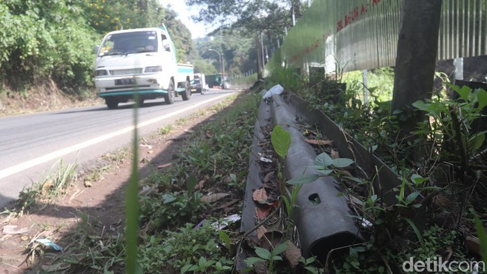 Pembatas jalan di Jalur Nagreg yang berbahaya.