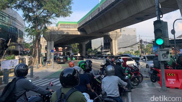 Pemotor terobos pelican crossing di simpang Santa. (Mulia Budi/detikcom)