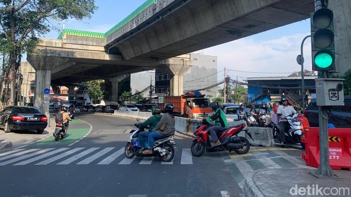 Pemotor terobos pelican crossing di simpang Santa. (Mulia Budi/detikcom)