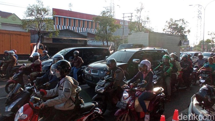 Pemudik mulai meriahkan Jalur Pantura di Cirebon, Senin (17/4/2023).