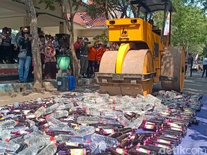 1.610 Botol Miras-120 Knalpot Senilai Rp 150 Juta di Probolinggo Dimusnahkan