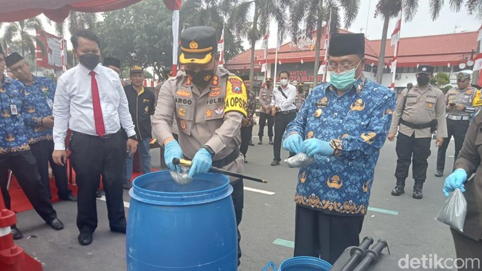 Pemusnahan bubuk mercon di Blitar