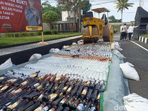 3 Ribu Botol Miras di Blitar Dilindas Alat Berat, 37 Knalpot Brong Digerinda