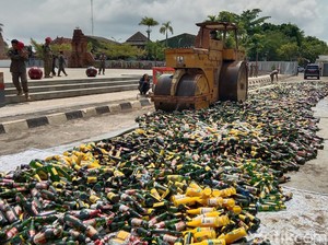 Ribuan Botol Miras di Indramayu Digilas Setum Jelang Lebaran