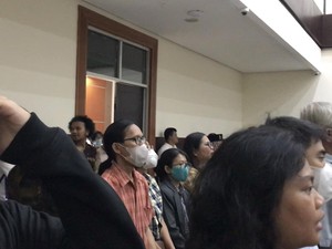 Pendukung Haris-Fatia Nyanyi Indonesia Raya di Sidang, Hakim Minta Kondusif