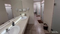 Kamar mandinya sharing tapi cukup bersih lho