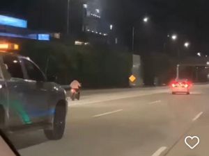 Bak Film Laga! Aksi Petugas Kejar Pemotor yang Nekat Masuk Tol Desari