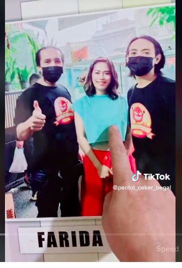 Penjual bakso didatangi Farida Nurhan