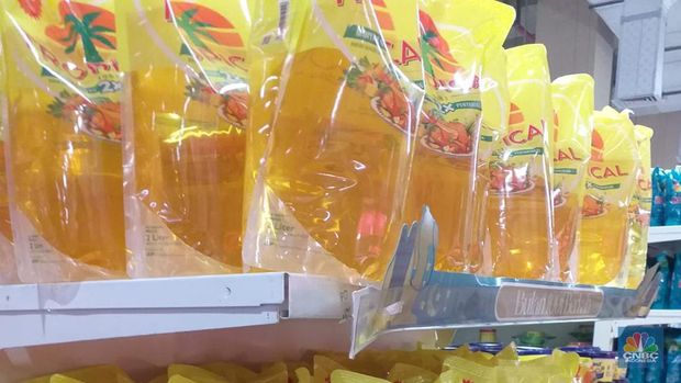 Penjualan minyak goreng di Farmers Market Bekasi. (CNBC Indonesia/Damiana Cut E)