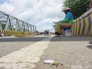 Kisah Penyapu Koin Menantang Bahaya Demi Rupiah di Jalur Mudik