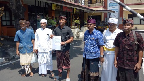 Perwakilan warga dari tiga desa, yakni Sudaji, Lemukih, dan Silangjana melayangkan laporan perusakan pura ke Polres Buleleng, Senin (17/4/2023) siang.