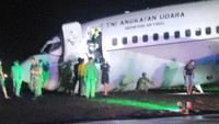 Petugas bandara dan pihak TNI tengah melakukan upaya evakuasi. (Foto: Dokumen Istimewa).