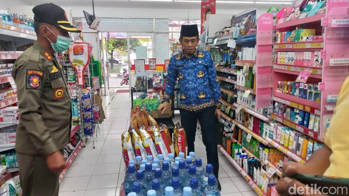 Petugas gabungan sidak makanan dan mminuman di swalaayan