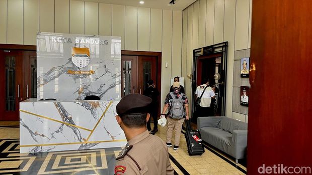 Petugas KPK di Balai Kota Bandung.