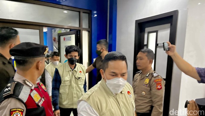 Petugas KPK di Balai Kota Bandung.