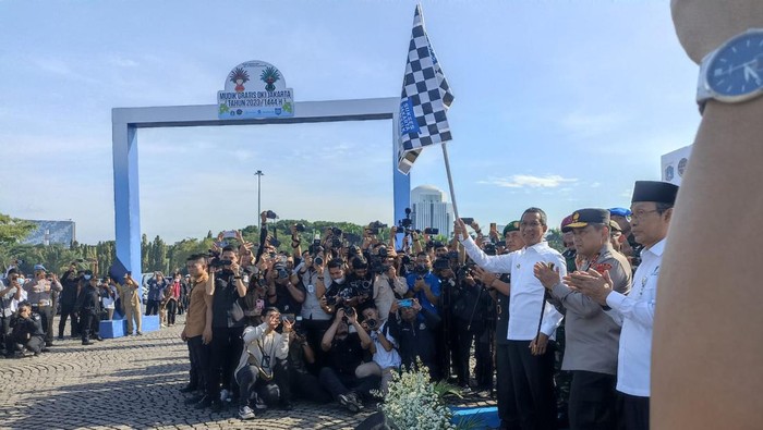 Pj Gubernur DKI Jakarta Heru Budi berangkatkan pemudik gratis dari Monas