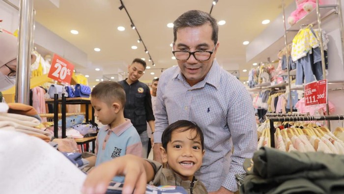 Pj Wali Kota Banda Aceh traktir anak yatim beli baju lebaran. (Foto: Dok Pemko Banda Aceh)