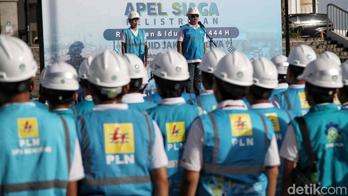 PLN Unit Distribusi Jakarta Raya gelar Apel Siaga Kelistrikan Ramadan dan Idul Fitri 1444 H. Kegiatan ini untuk memastikan jaringan listrik aman saat Ramadan dan Lebaran.