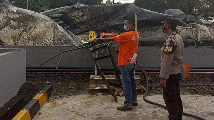 Polisi olah TKP Booster Pertamina meledak dan terbakar. (Foto: Istimewa)