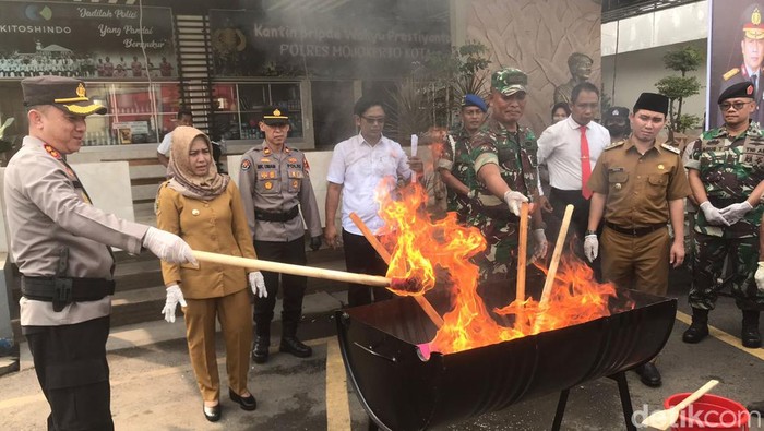 Polres Mojokerto memusnahkan barang bukti hasil kejahatan selama Ramadhan