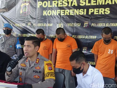 Polresta Sleman mengungkap kasus 4 operator prostitusi online yang menawarkan jasa sanggama via aplikasi, Senin (17/4/2023).