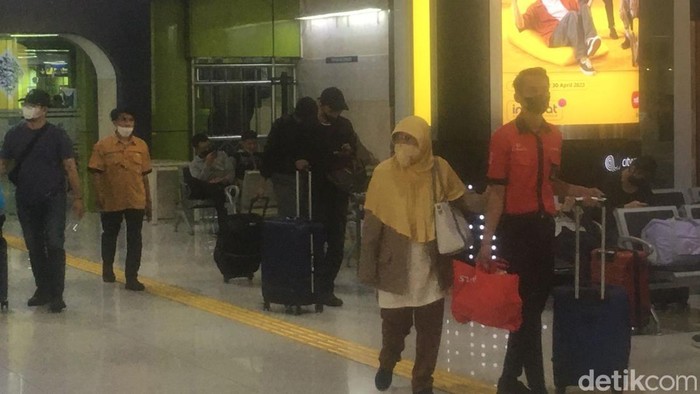 Portir di Stasiun Gambir rela tidak mudik demi mencari rezeki (Muhammad Fariz/detikcom).
