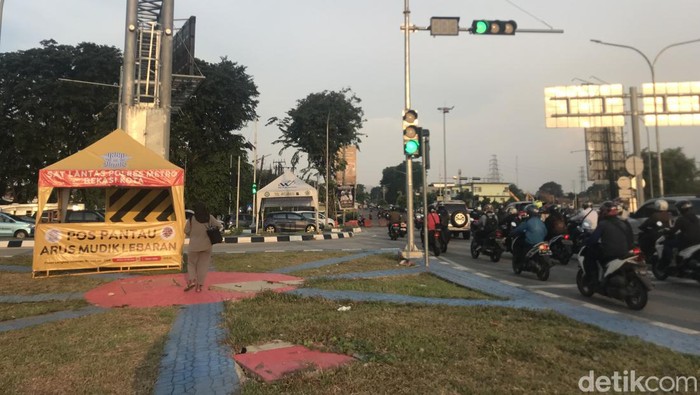 Pos pantau arus mudik di Kalimalang. (Firda/detikcom)